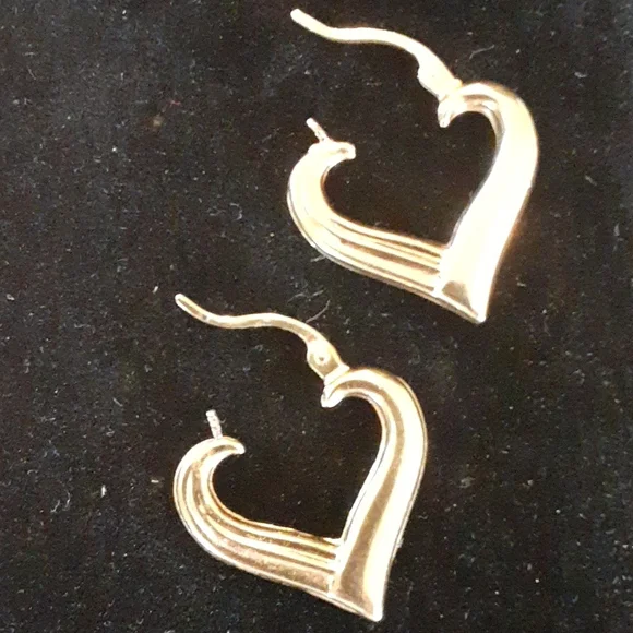 14kt Heart Shape Valentines Gold Pierced Earrings - Picture 4 of 6